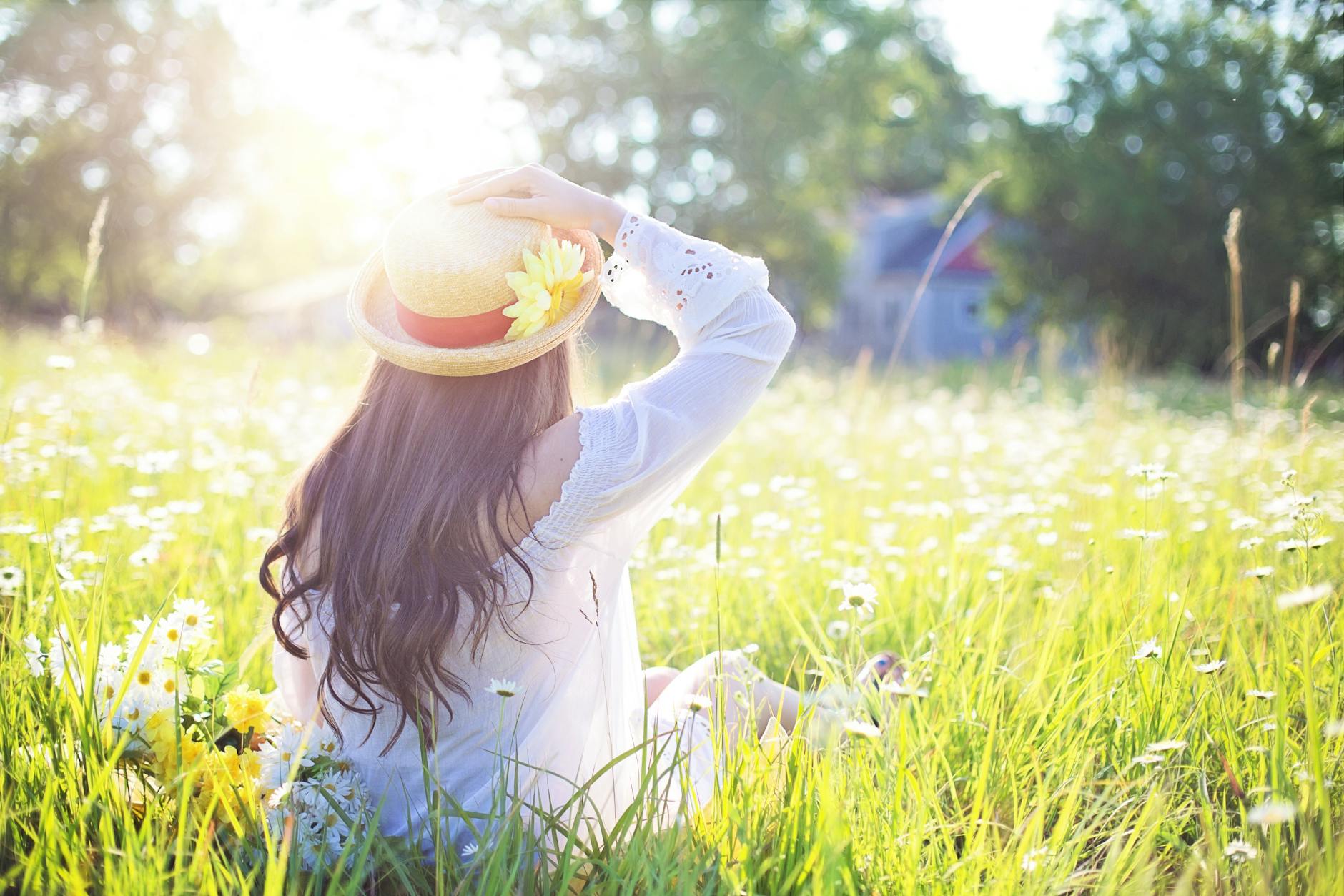 a woman sitting in the flower feld