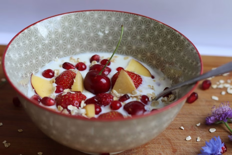 Oats health benefits with oatmeal topped with fresh fruits